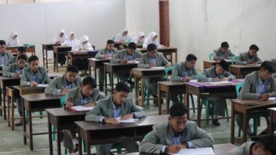 Berbasis Kejujuran Siswa/I Akhir TMI Hadapi Ujian Tahriri (Tulis)