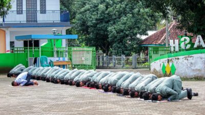 Usai Ujian Berakhir, Siswa/i Akhir TMI Gelar Sujud Syukur