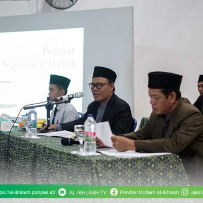 Al-Ikhlash Adakan Fathul Kutub untuk Santri Kelas VI