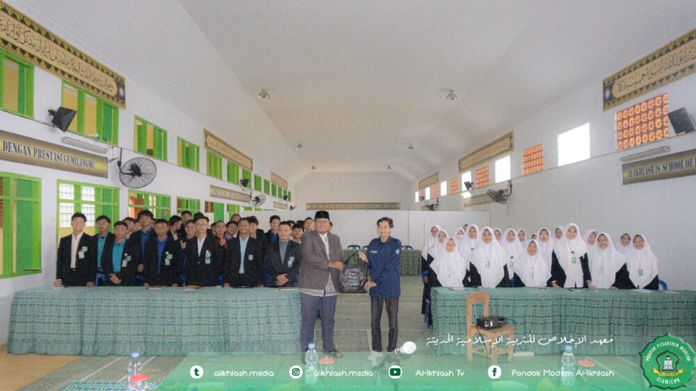 Menyapa Santri! Sosialisasi Pendidikan Bahasa Inggris UII di Pondok Modern Al-Ikhlash