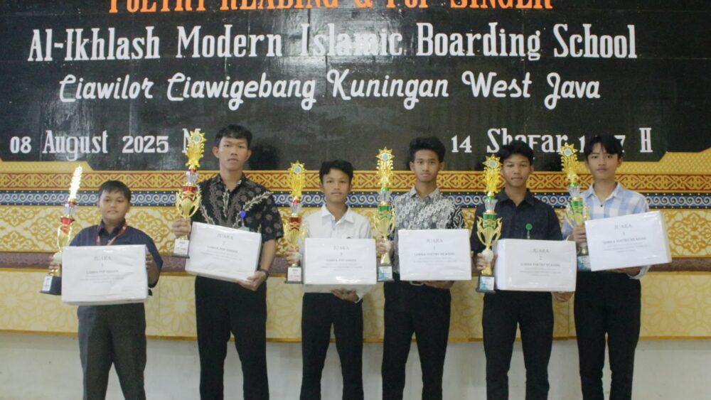 Kreatif & Menginspirasi! Perlombaan Poetry Reading Dan Pop Singer Di Pondok Modern Al-Ikhlash