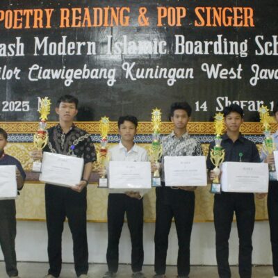Kreatif & Menginspirasi! Perlombaan Poetry Reading Dan Pop Singer Di Pondok Modern Al-Ikhlash