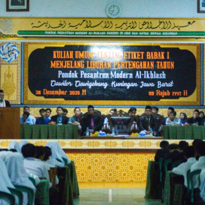 Kuliah Umum dan Etiket: Menanamkan Adab dan Wawasan untuk Menguatkan Karakter Santri