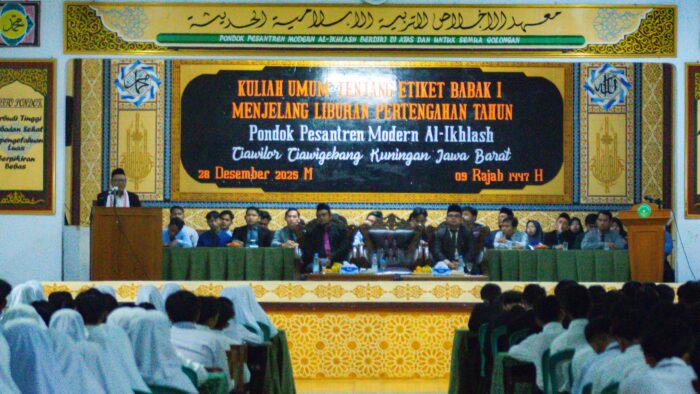 Kuliah Umum dan Etiket: Menanamkan Adab dan Wawasan untuk Menguatkan Karakter Santri