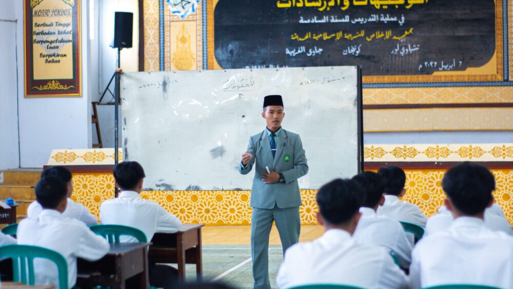 Amaliyah Tadris Perdana: Langkah Awal Mengajar Siswa dan Siswi Akhir TMI Pondok Modern Al-Ikhlash