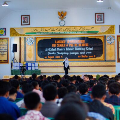 Panggung Kreativitas Al-Ikhlash: Menghidupkan Bahasa, Menggema Puisi, Menyuarakan Bakat